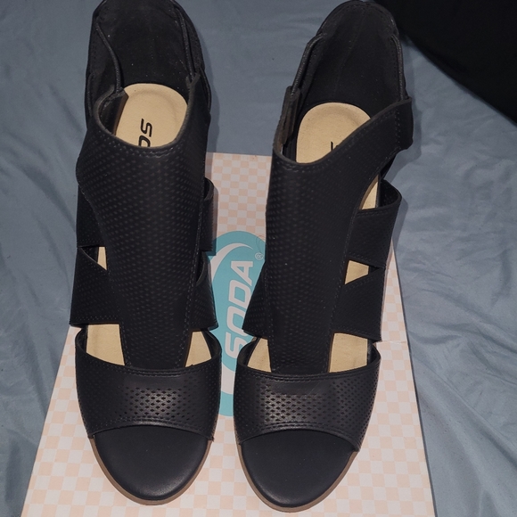 Open Toe Heeled Sandal Size 10 - Picture 2 of 2